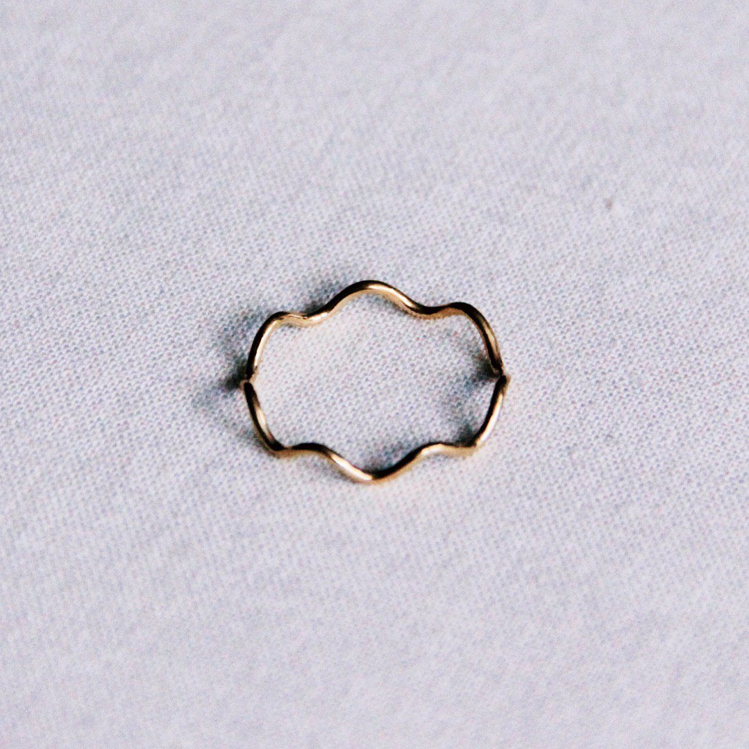 BAZOU Roestvrijstalen minimalistische golfring - goud