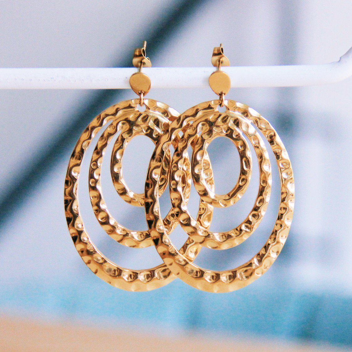 BAZOU Statement oorbel met ovale gedeukte ringen