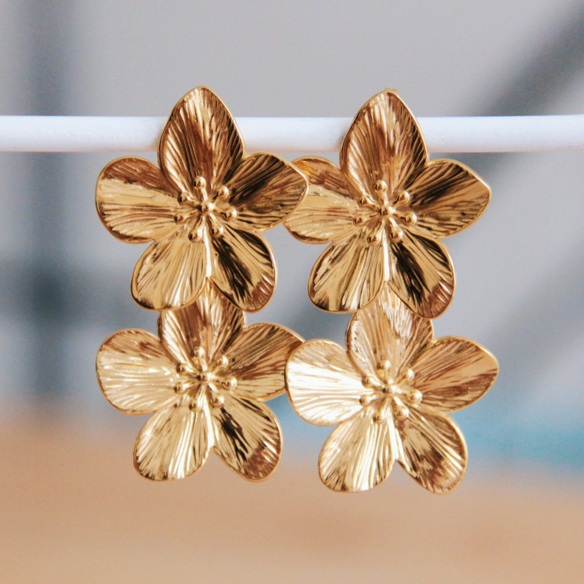 BAZOU RVS statement oorbel 2 bloemen - goud