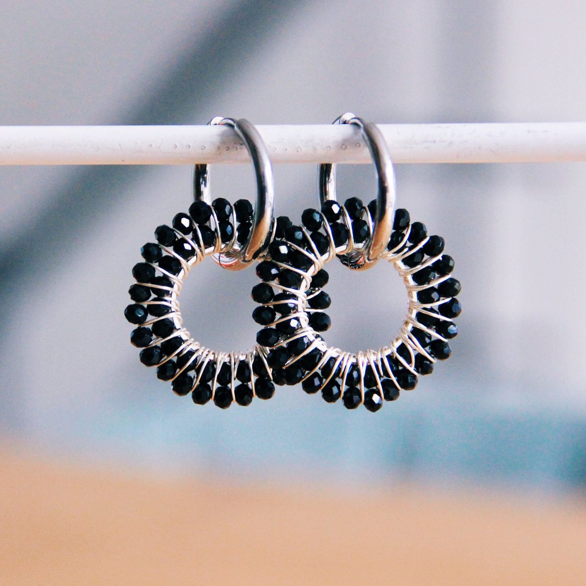 BAZOU RVS oorbel met ronde facet hanger - zwart/zilver
