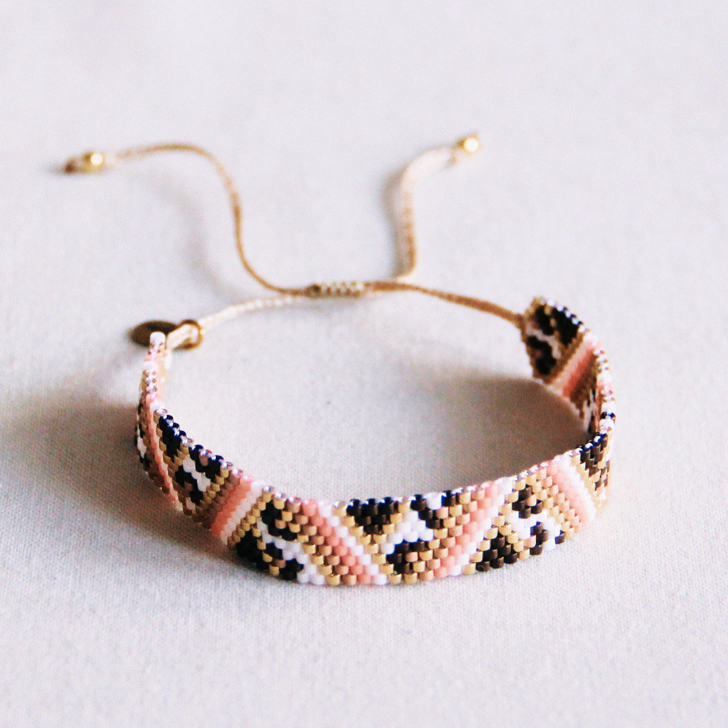 BAZOU Weven armband met zigzag en luipaardprint - zalm/bruin/wit