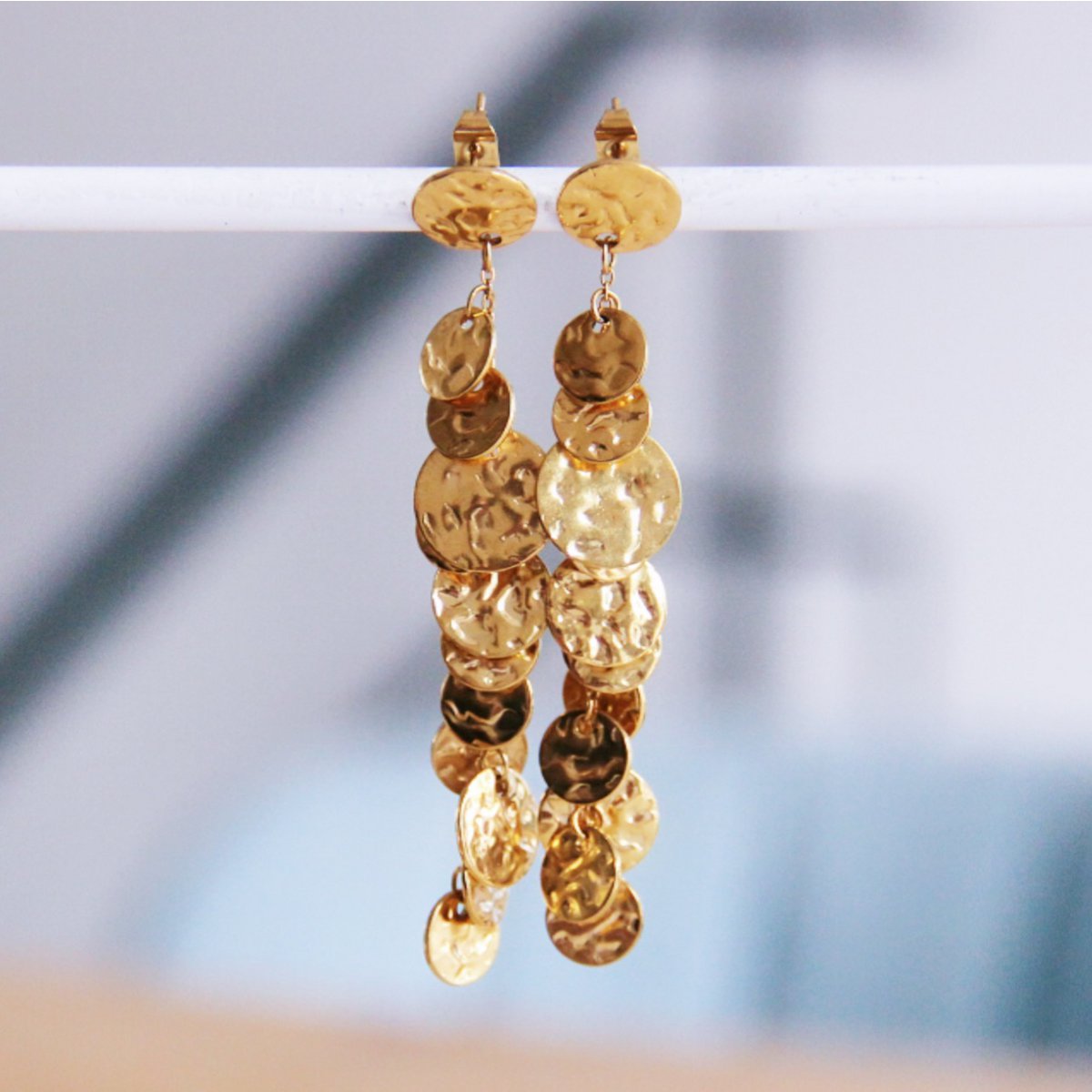 BAZOU Oorknopjes met een ketting van muntjes