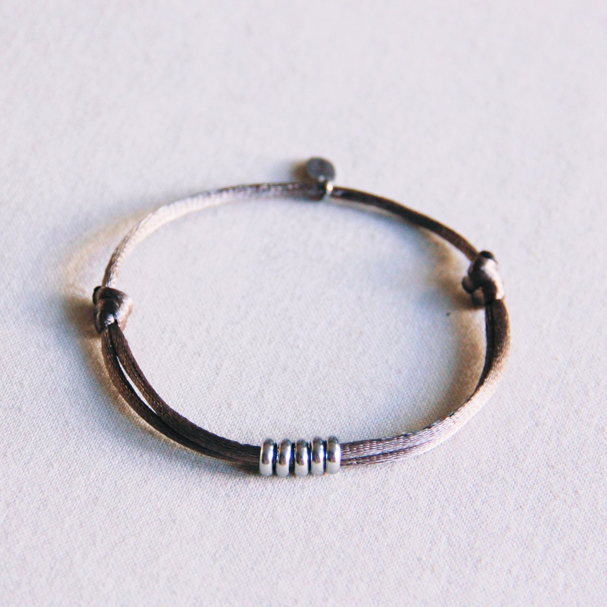 BAZOU Satijnen armband met ringen – taupe/zilver