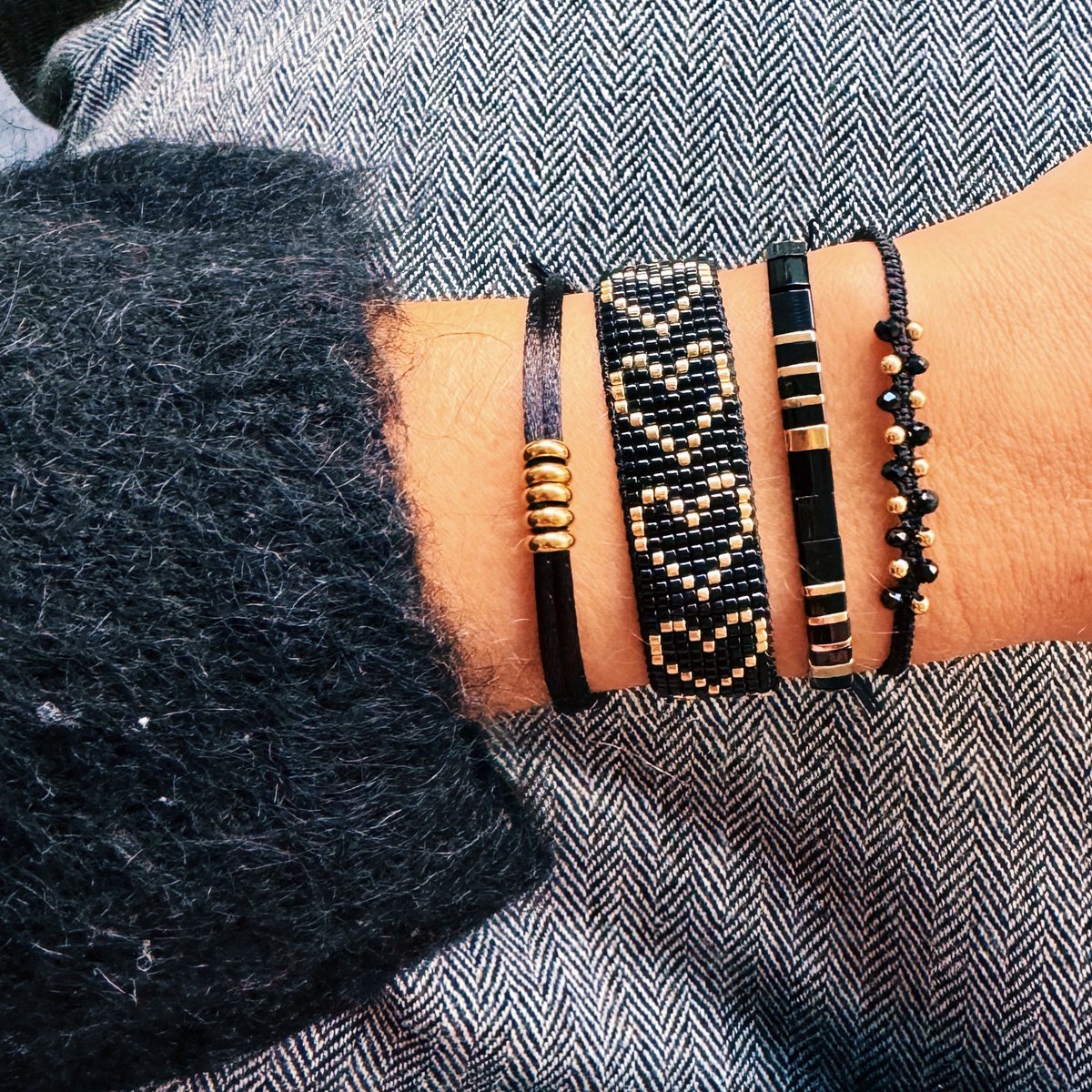 BAZOU Satijnen armband met ringen – zwart/zilver