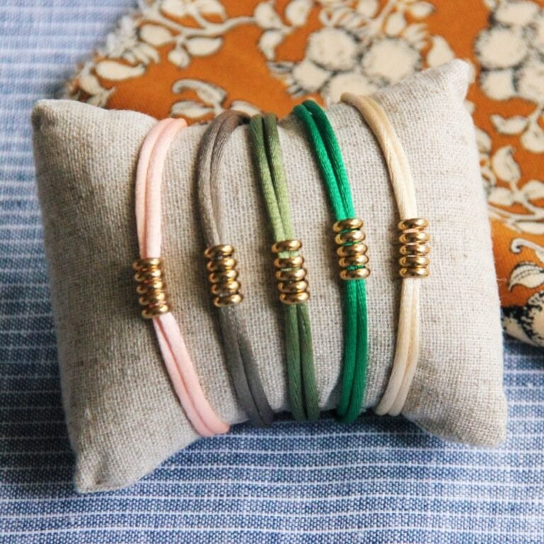 BAZOU Satijnen armband met ringen – zandkleurig / goud