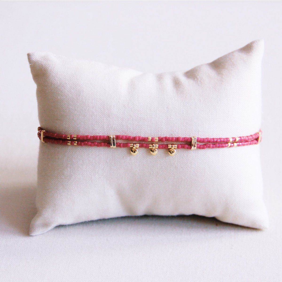 BAZOU Dubbele Miyuki -armband met 3 mini -harten - Magenta