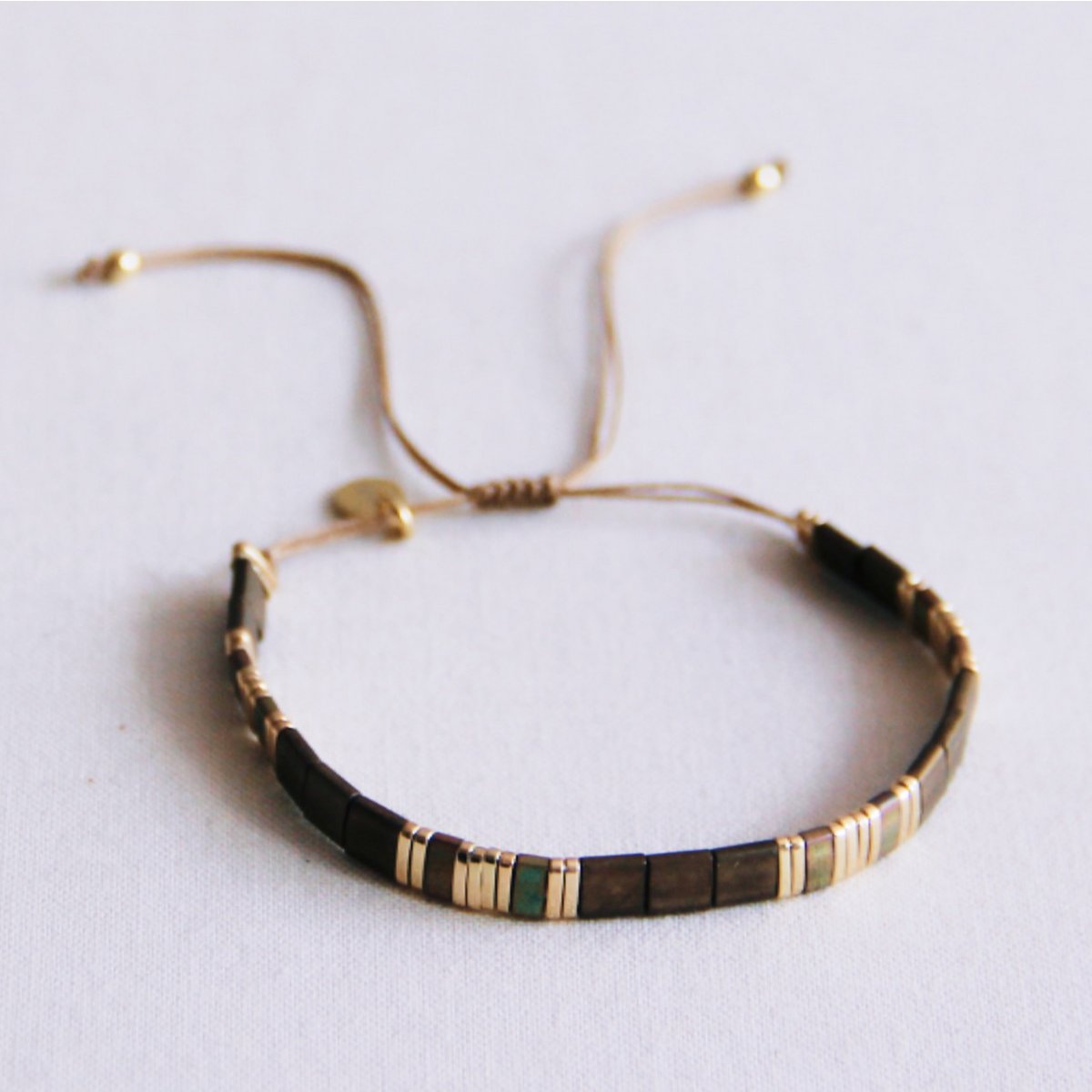 BAZOU Tilabead -armband - Mocha/Gold -vergulde