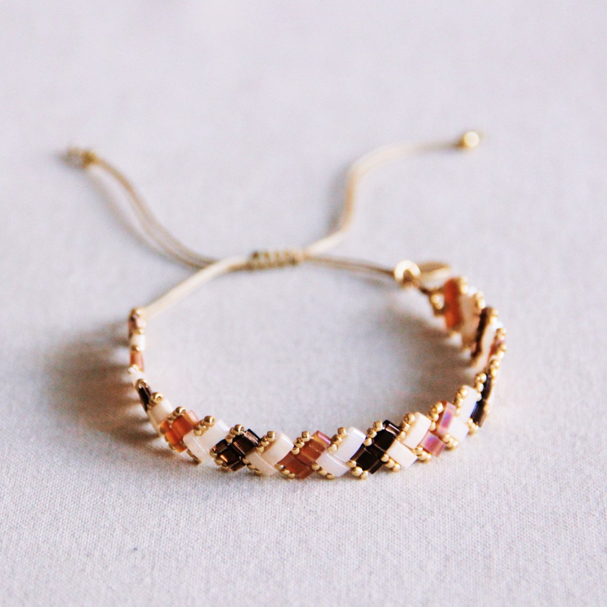 BAZOU Gevlochten Tila Bead -armband - Naaktkleuren