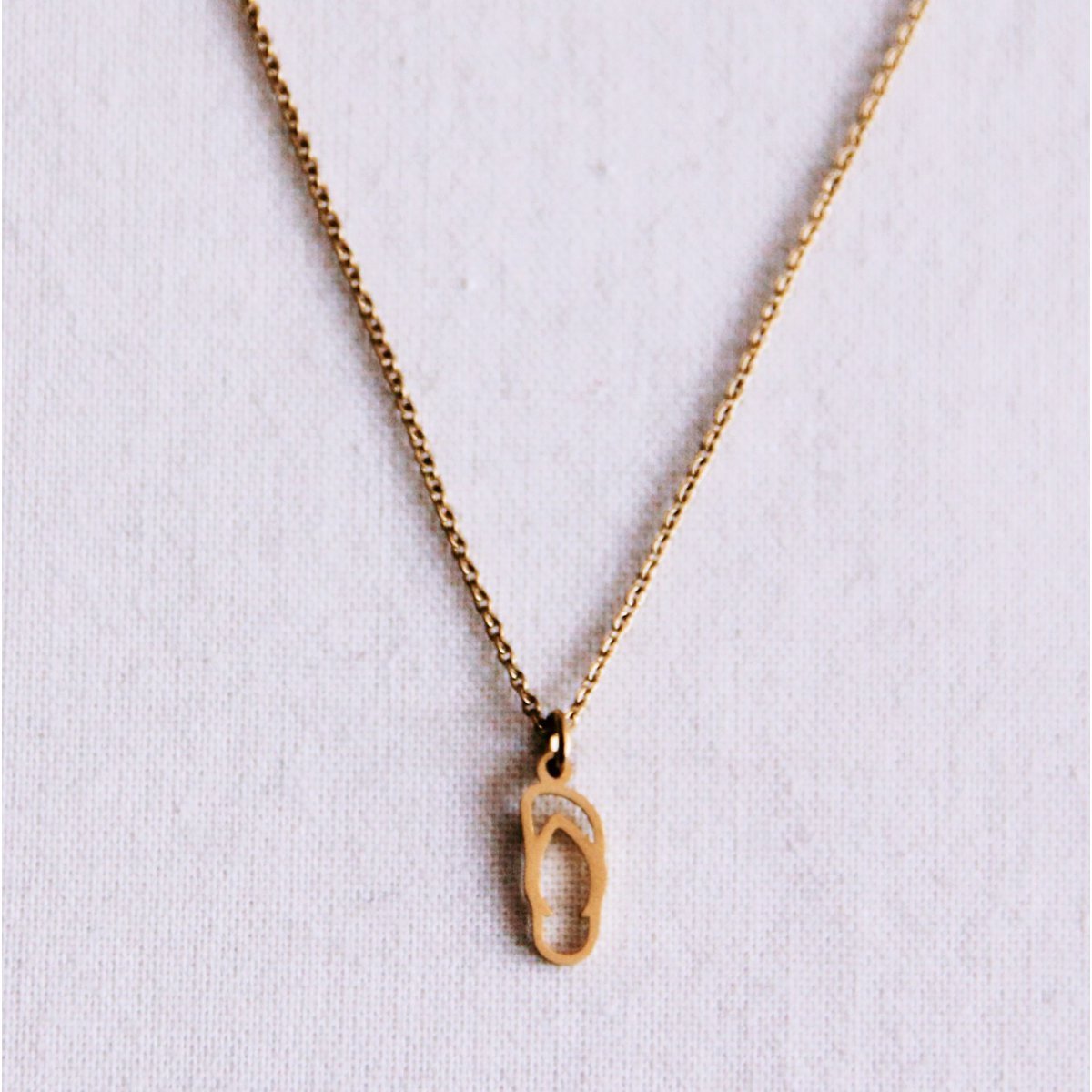 Fijne ketting met een flip -flop charme - goud