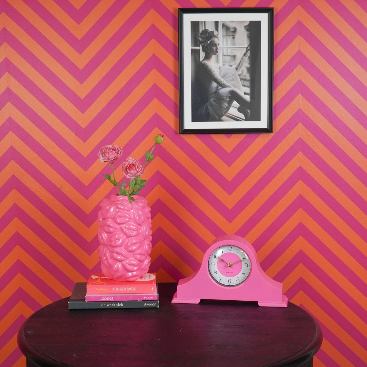 HOUSEVITAMIN Klok - mantel klok - neon roze - 36x8,5x20 cm
