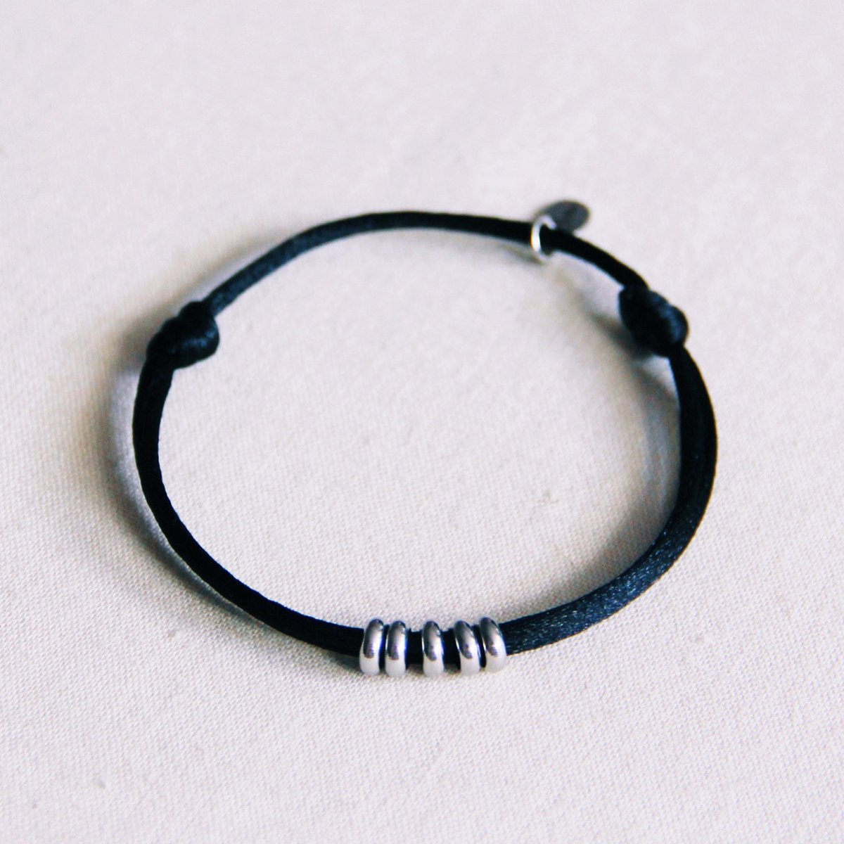 BAZOU Satijnen armband met ringen – zwart/zilver