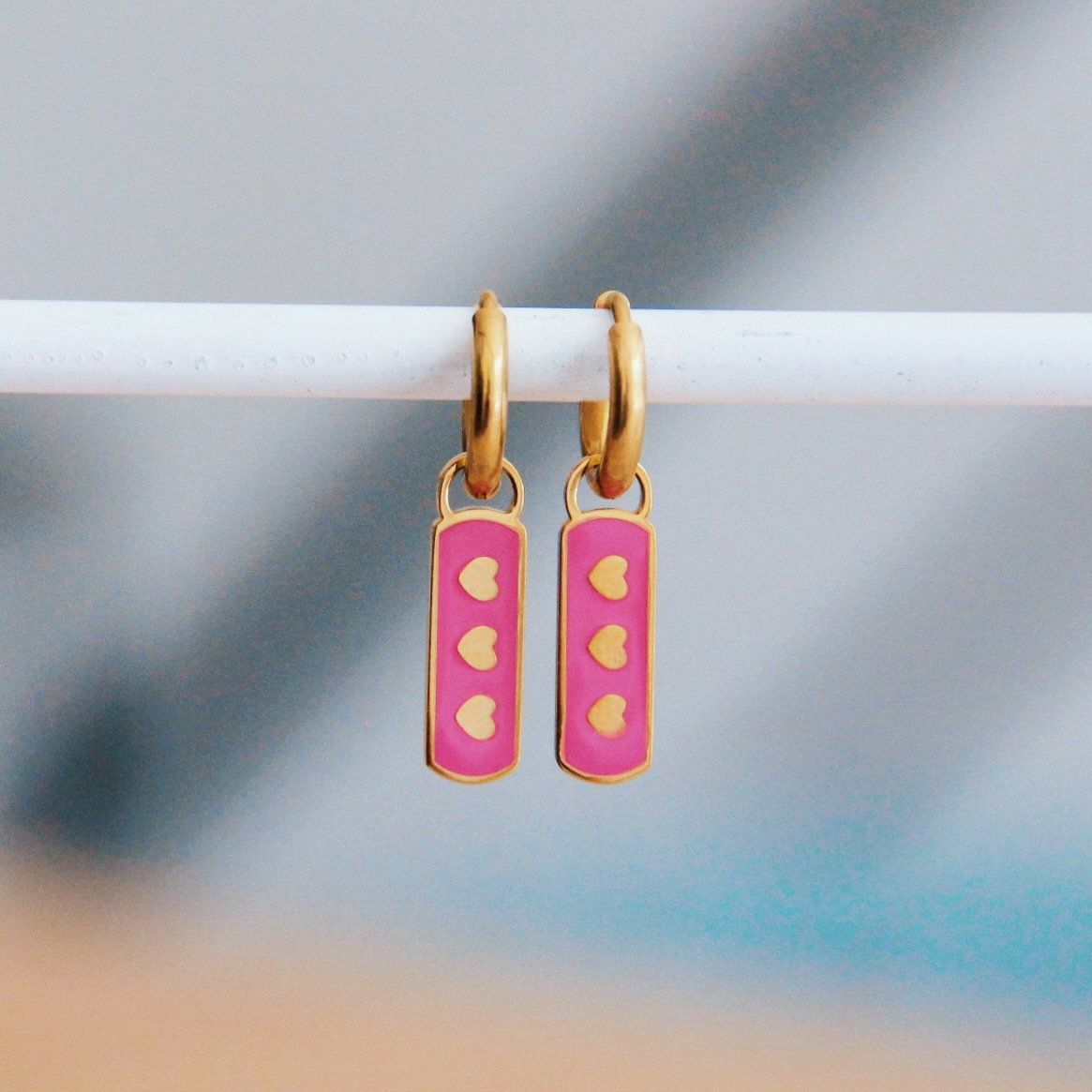 BAZOU oorbellen met hartje tag - roze/goud