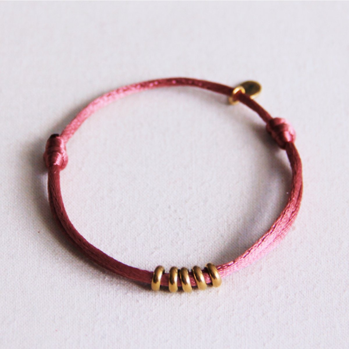 BAZOU Satijnen armband met ringen - oude roos/goud