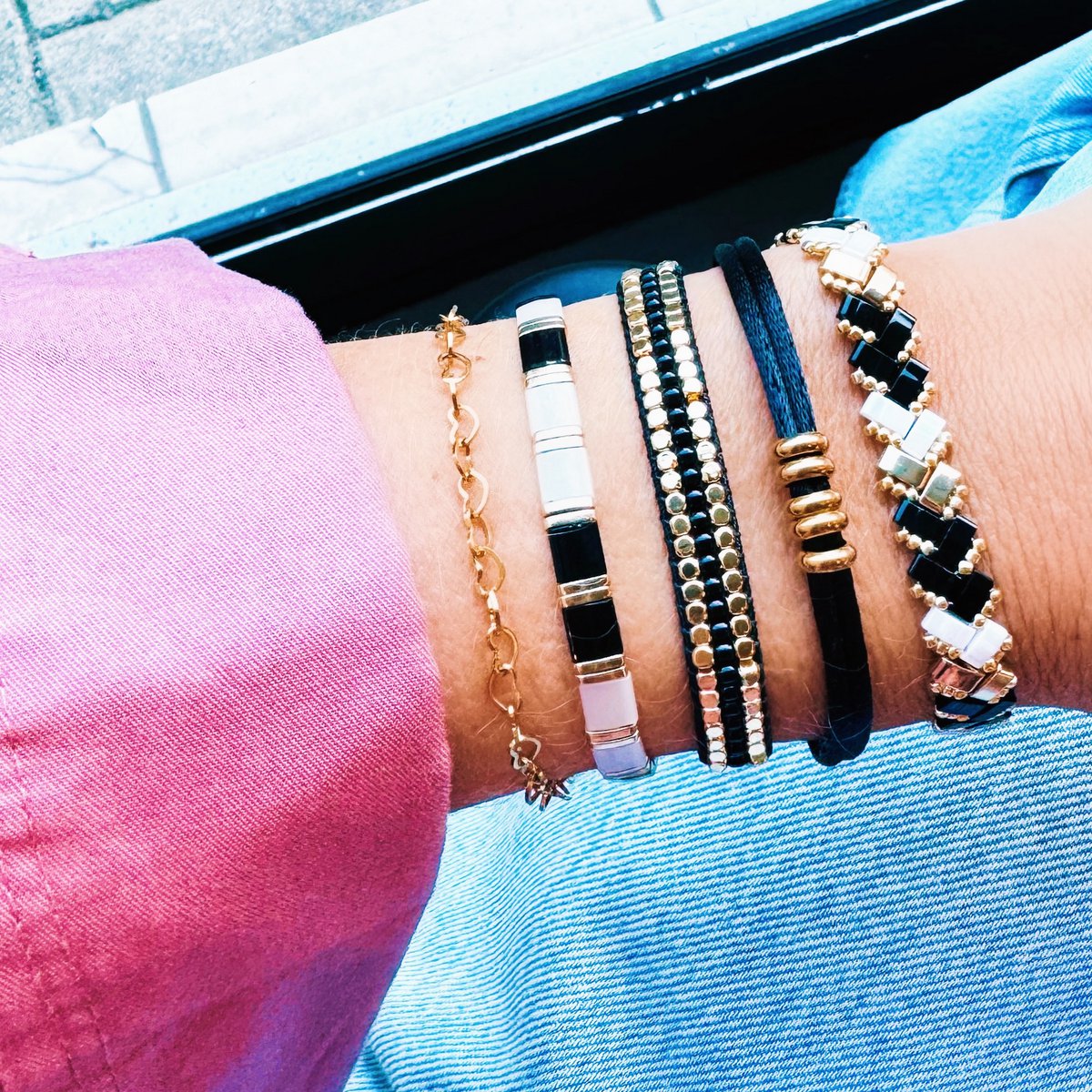 BAZOU Elastiek armbandje met 3 hartjes bedeltjes - zwart/goud