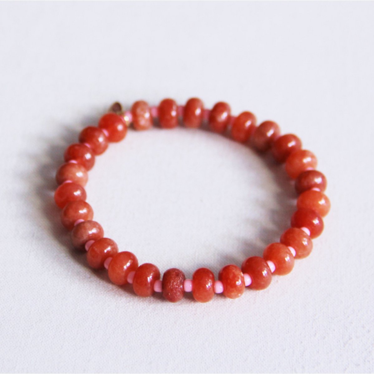 BAZOU Elastische armband met edelstenen - oranje/roze