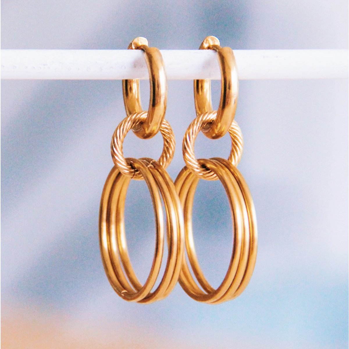 Brede oorring met gedraaide en gladde ringen