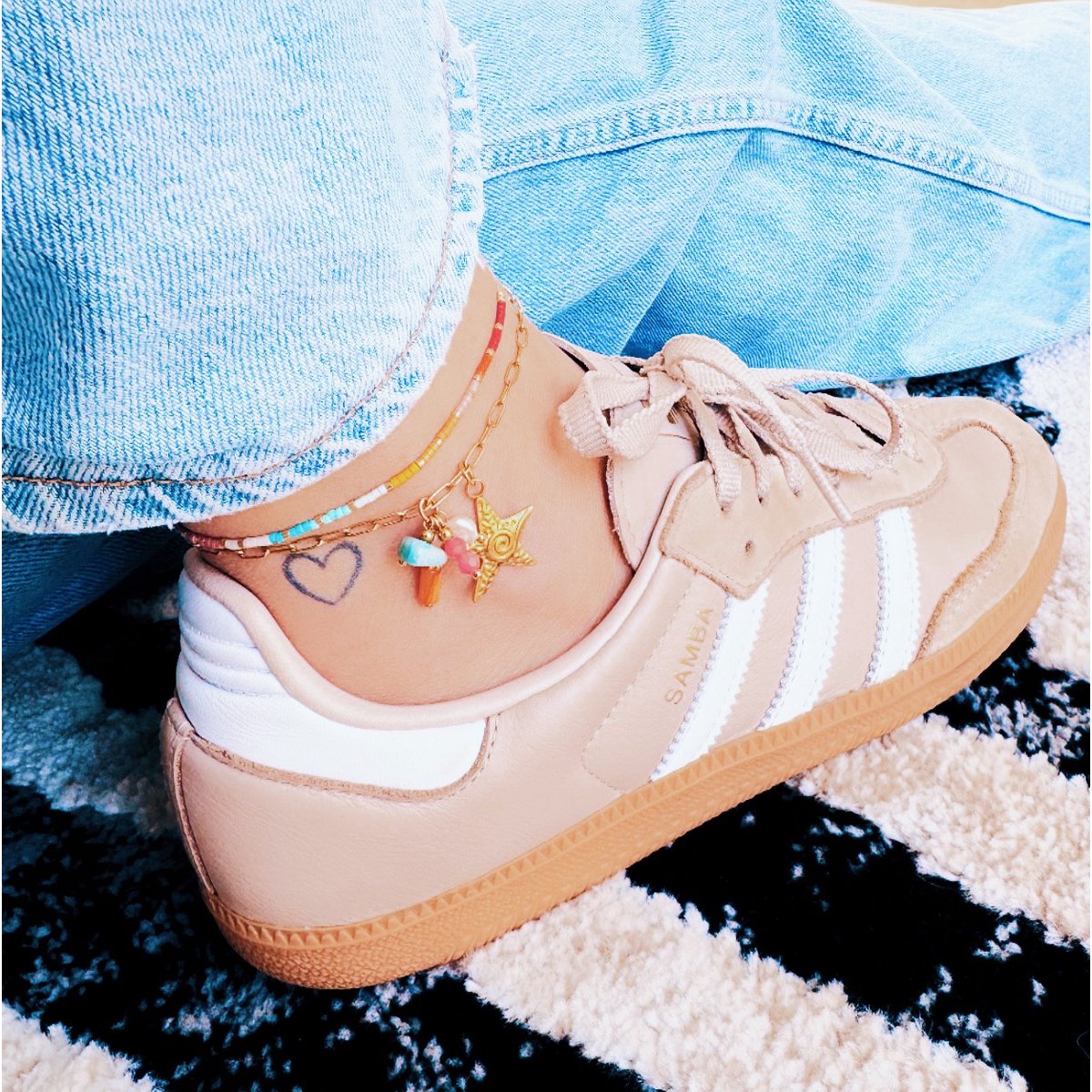 Ketting enkelband met zeesterren en een cluster van edelstenen