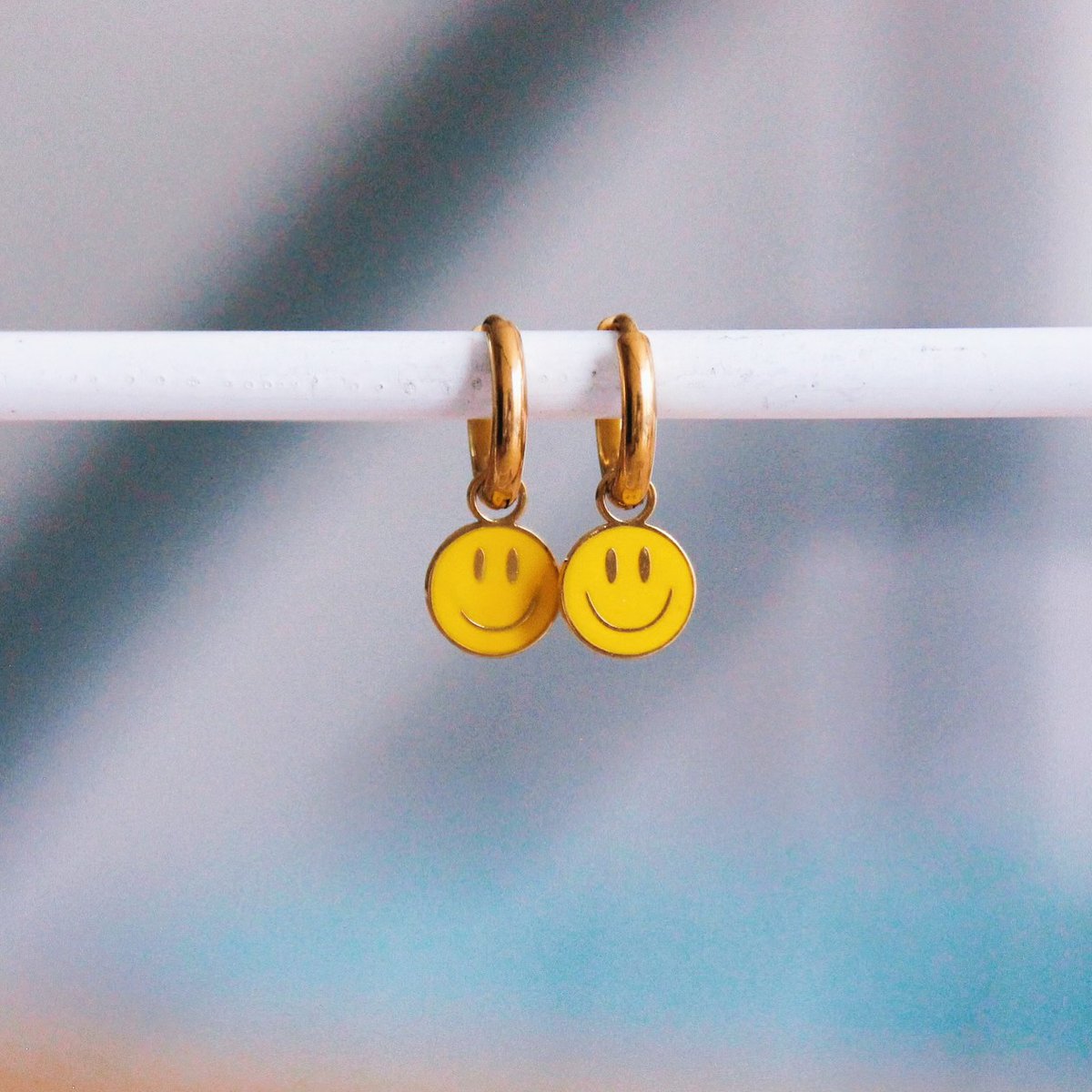 BAZOU oorringen met smiley - geel