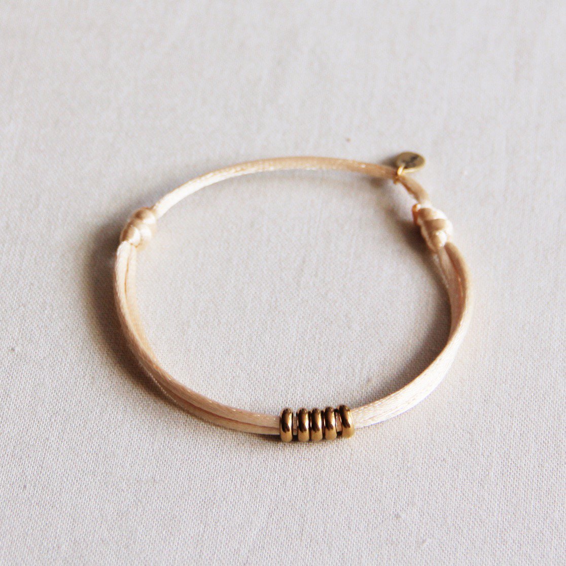 BAZOU Satijnen armband met ringen – zandkleurig / goud