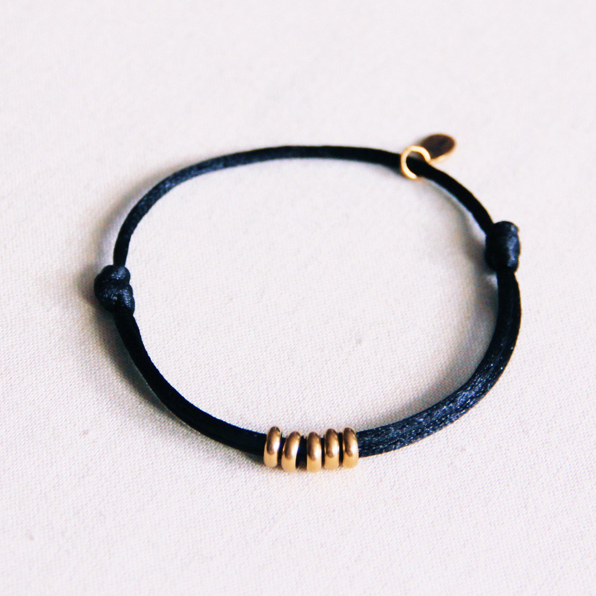 BAZOU Satijnen armband met ringen - zwart/goud