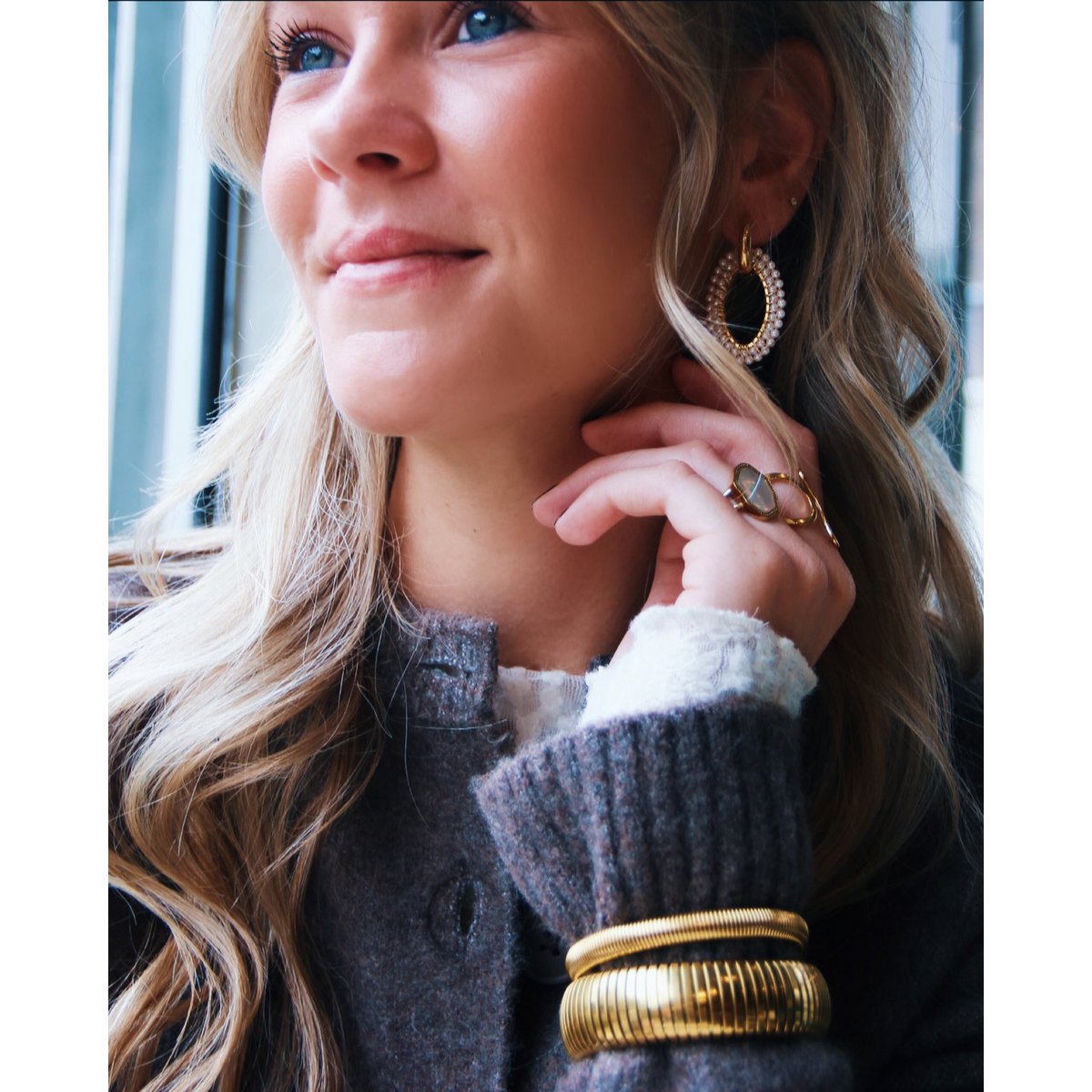 Brede oorbel met ovale facet hanger – parels