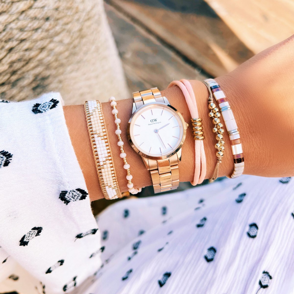 BAZOU Satijnen armband met ringen – zandkleurig / goud
