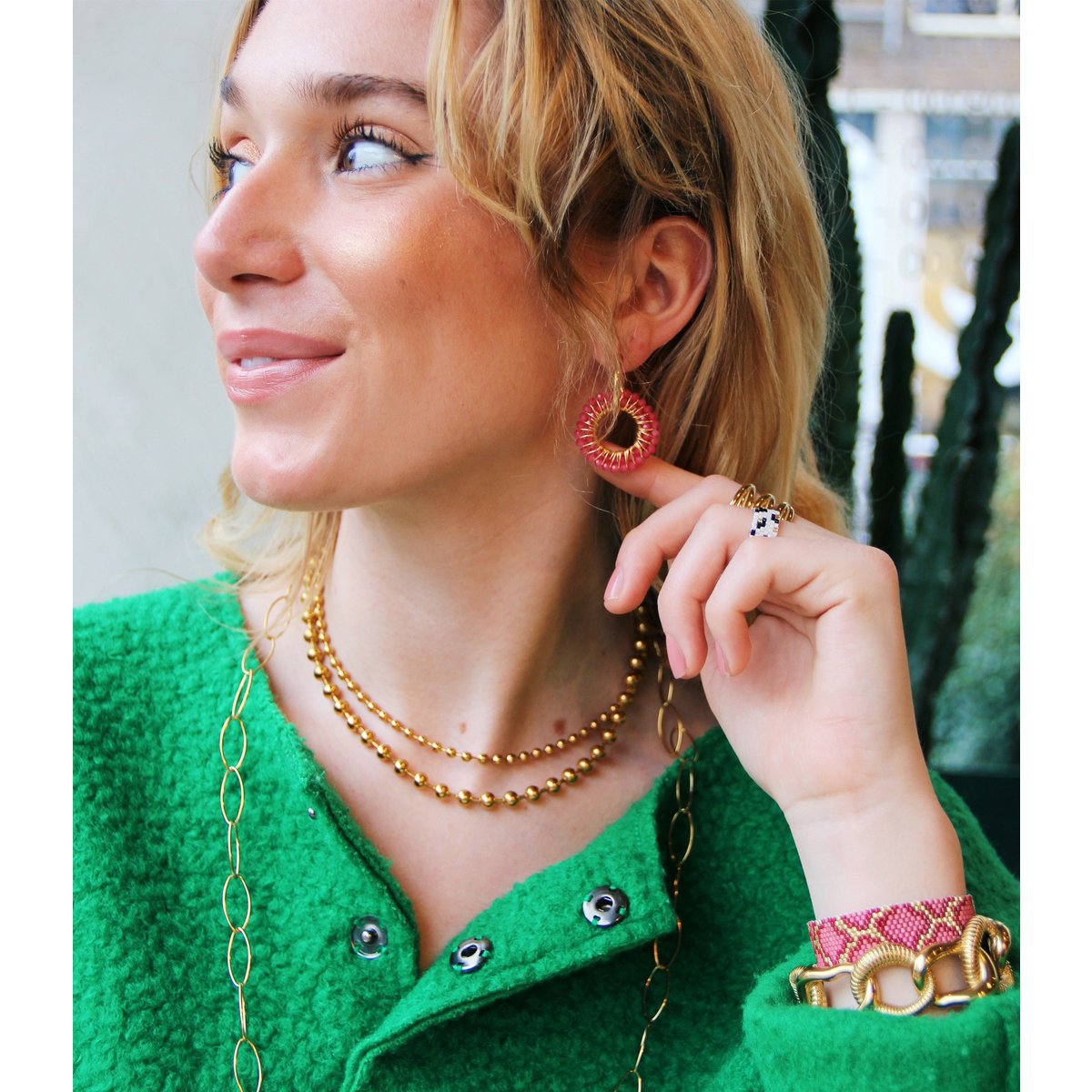 Oorrel met ronde facet hanger - fuchsia