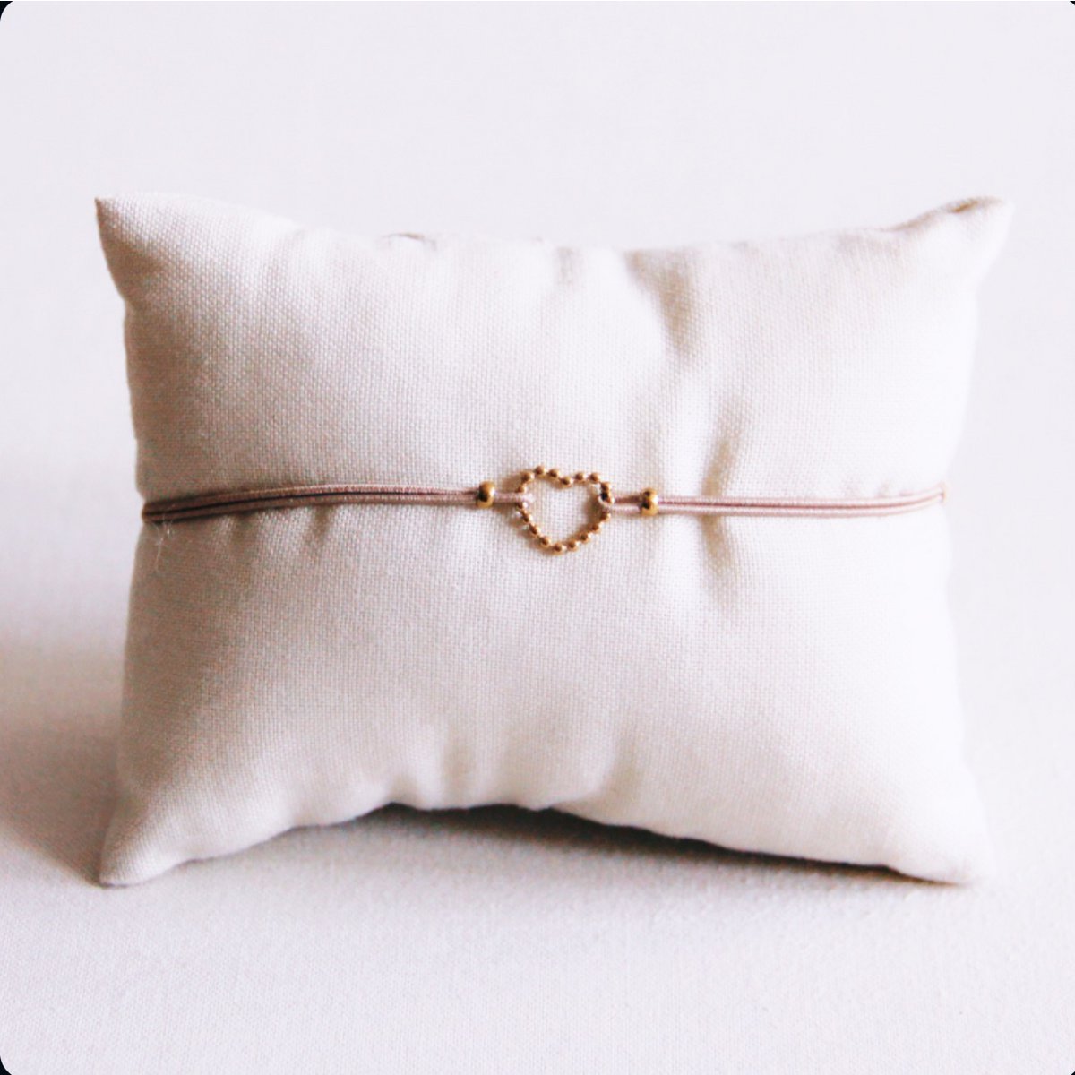BAZOU Elastische armband met een gestippeld hart - taupe