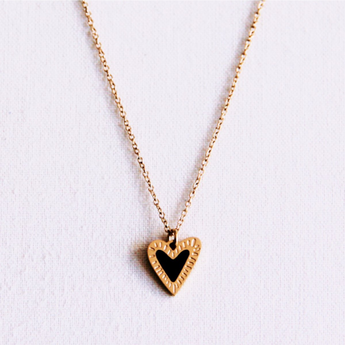 BAZOU Fijne ketting met uitgesneden hart - zwart/goud