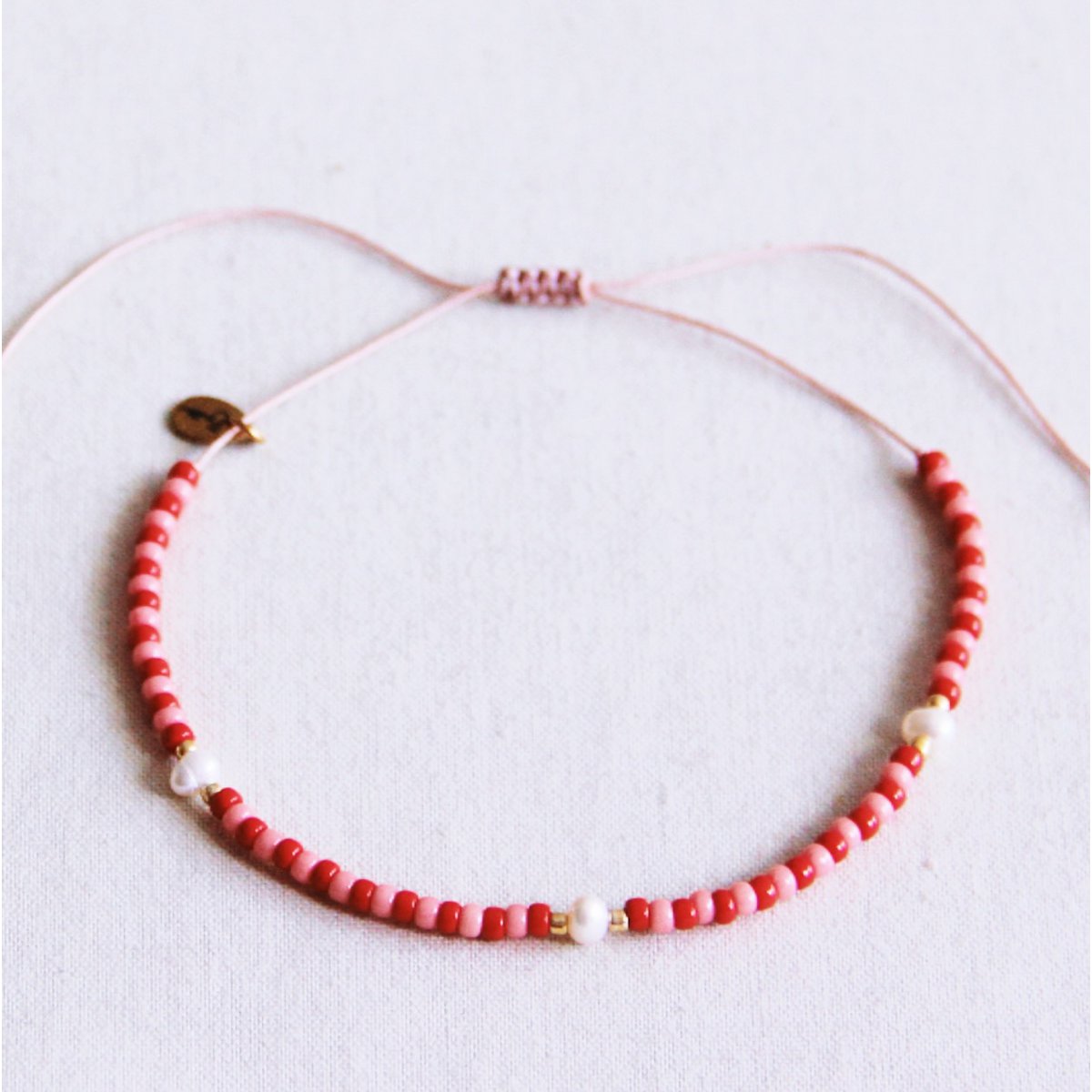 Kralen enkelarmband met parels - rood/roze