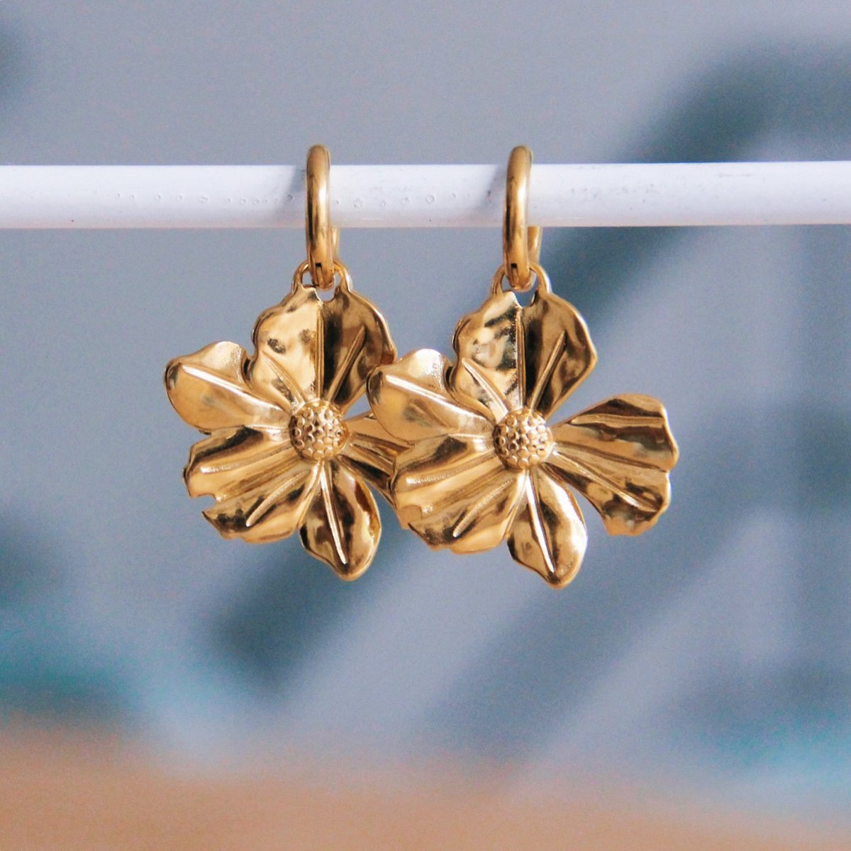 BAZOU RVS oorringen met XL bloem - goud