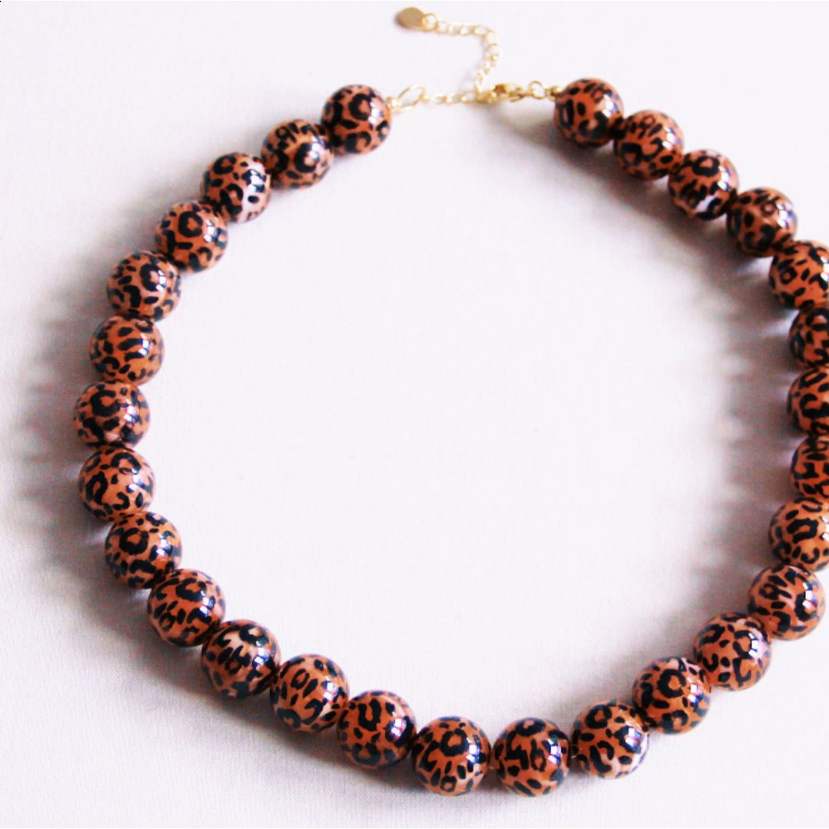 BAZOU Resin kralen ketting xl - luipaardprint