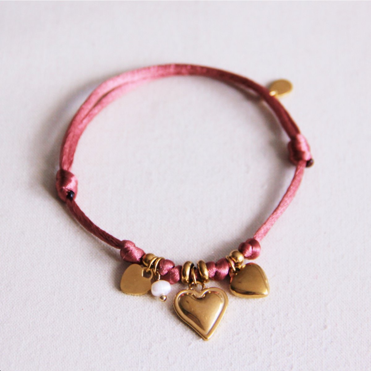 BAZOU Satijnen bedelarmband met harten en kleine parel - stoffig roze