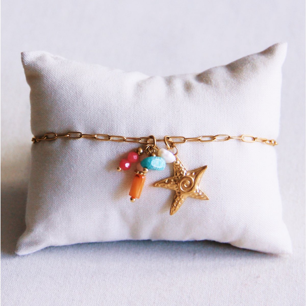 Ketting enkelband met zeesterren en een cluster van edelstenen