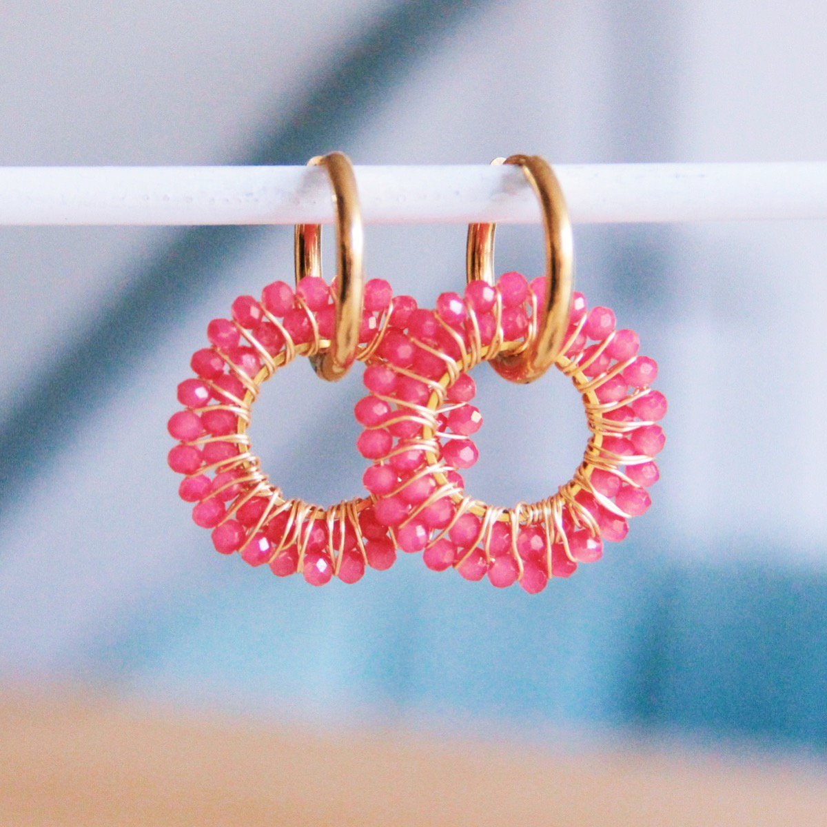 Oorrel met ronde facet hanger - fuchsia