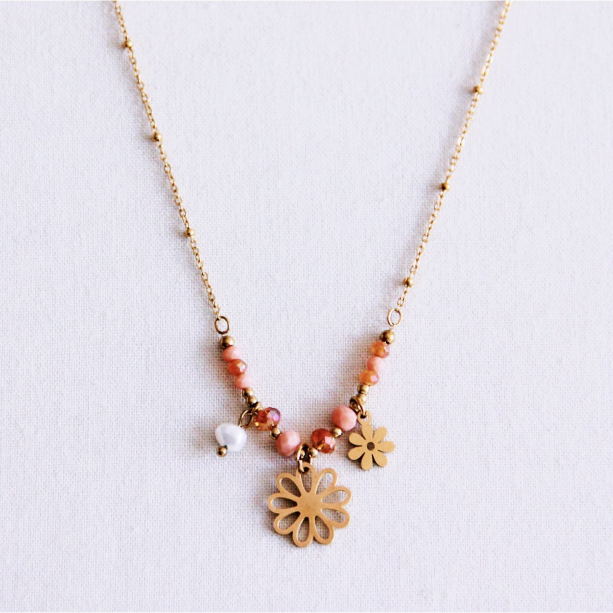 BAZOU ketting met facetten, parel en bloemencharme