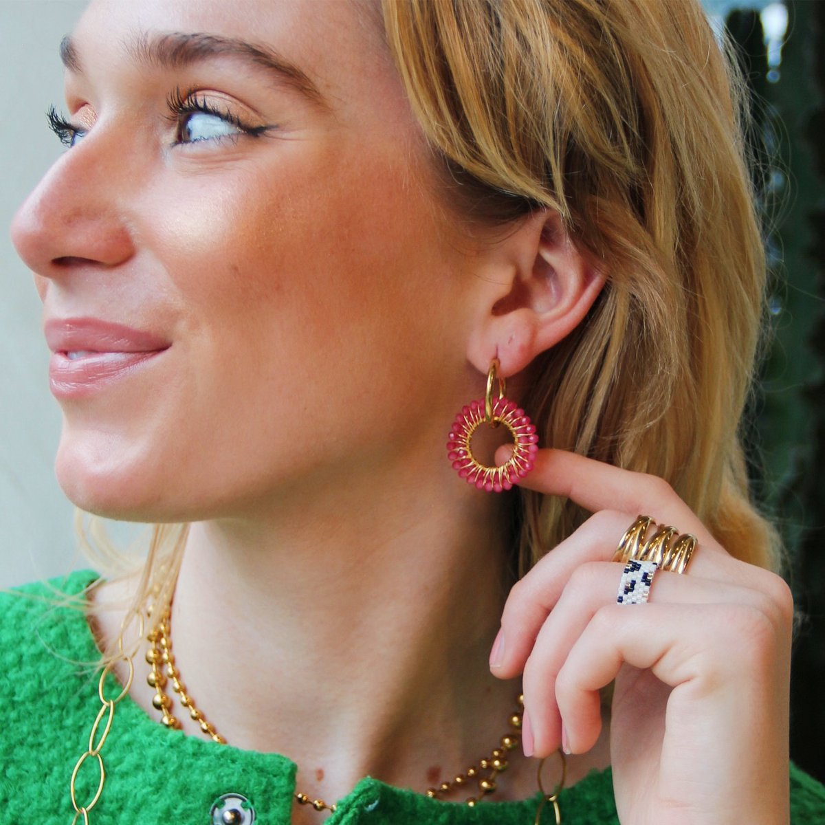 Oorrel met ronde facet hanger - fuchsia