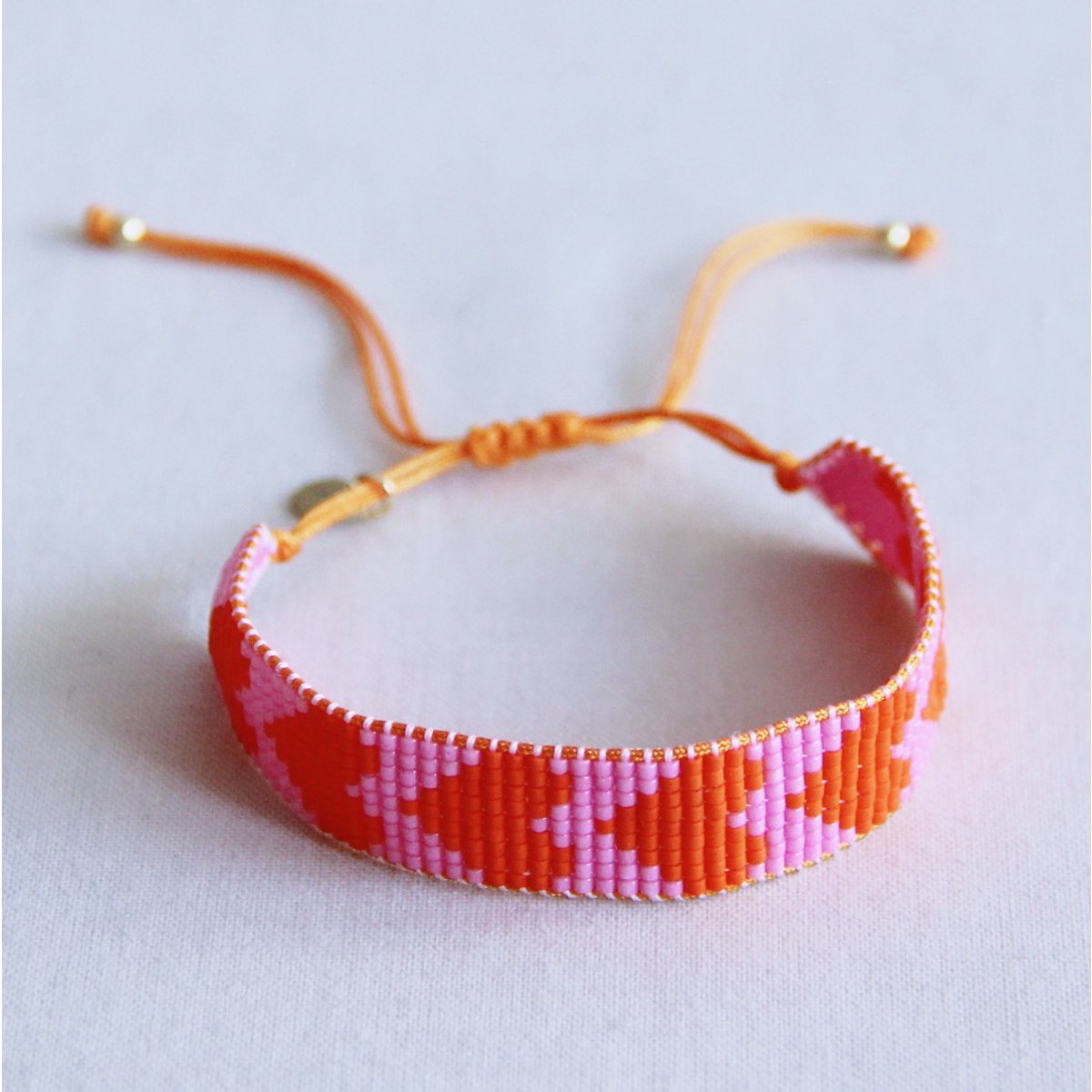 BAZOU RVS Weef armband met harten - roze/oranje