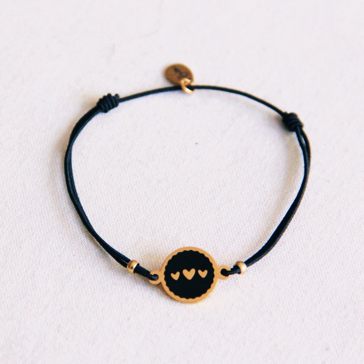 BAZOU Elastiek armbandje met 3 hartjes bedeltjes - zwart/goud