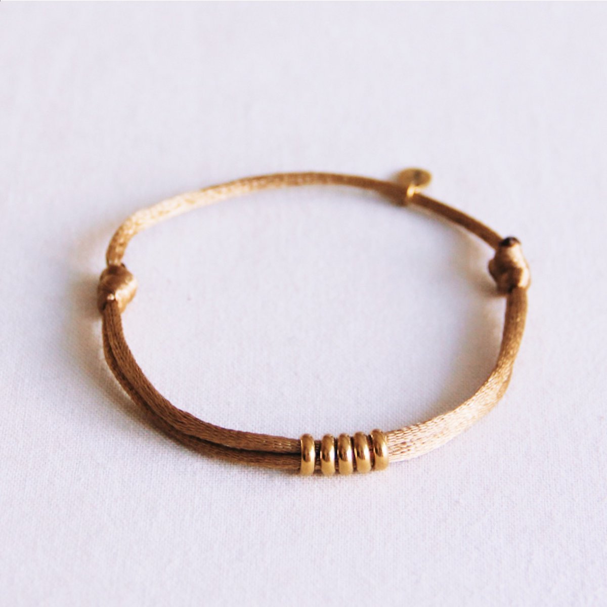 BAZOU Satijnen armband met ringen – goudkleurig/goud