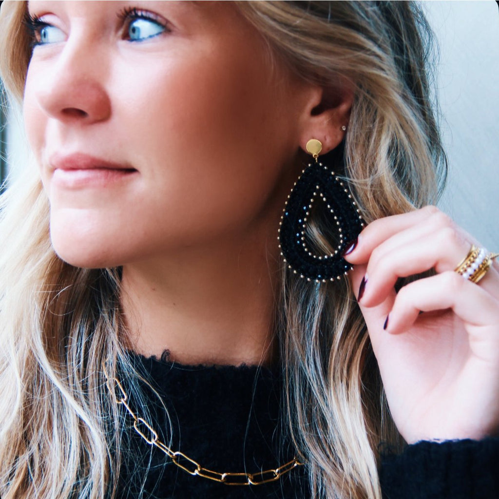 BAZOU Statement earring woven facet drop - black