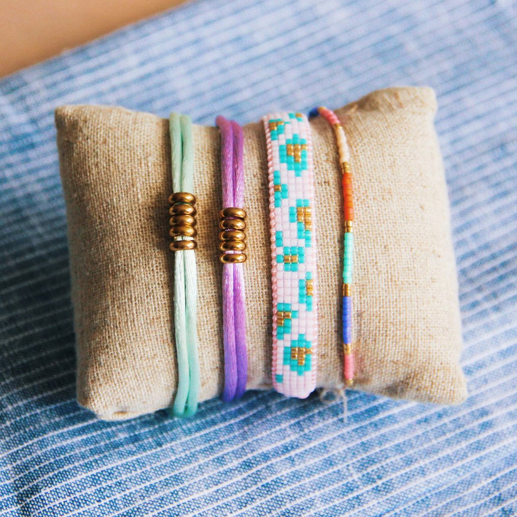 BAZOU Satijnen armband met ringen – lila/goud