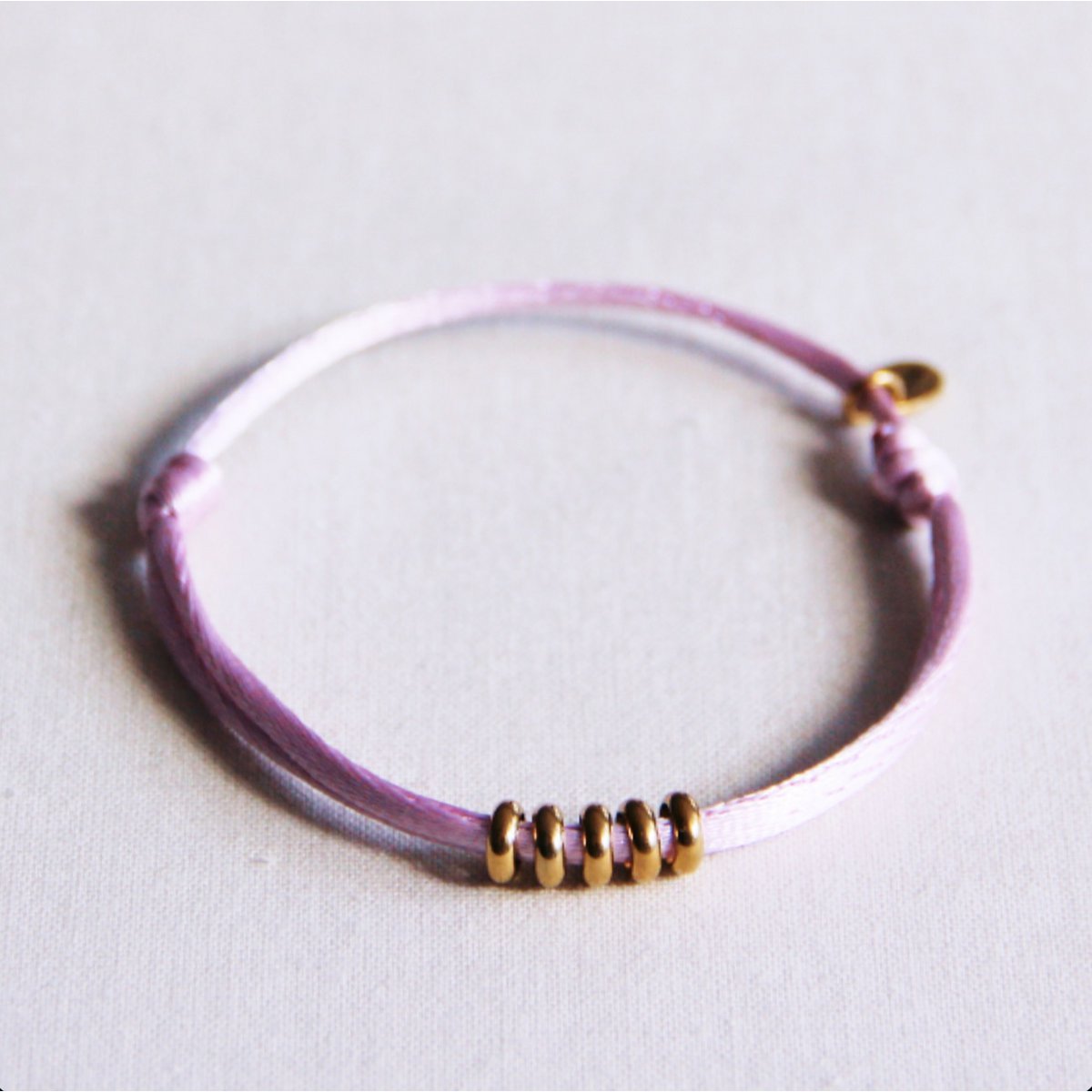 BAZOU Satijnen armband met ringen – lila/goud