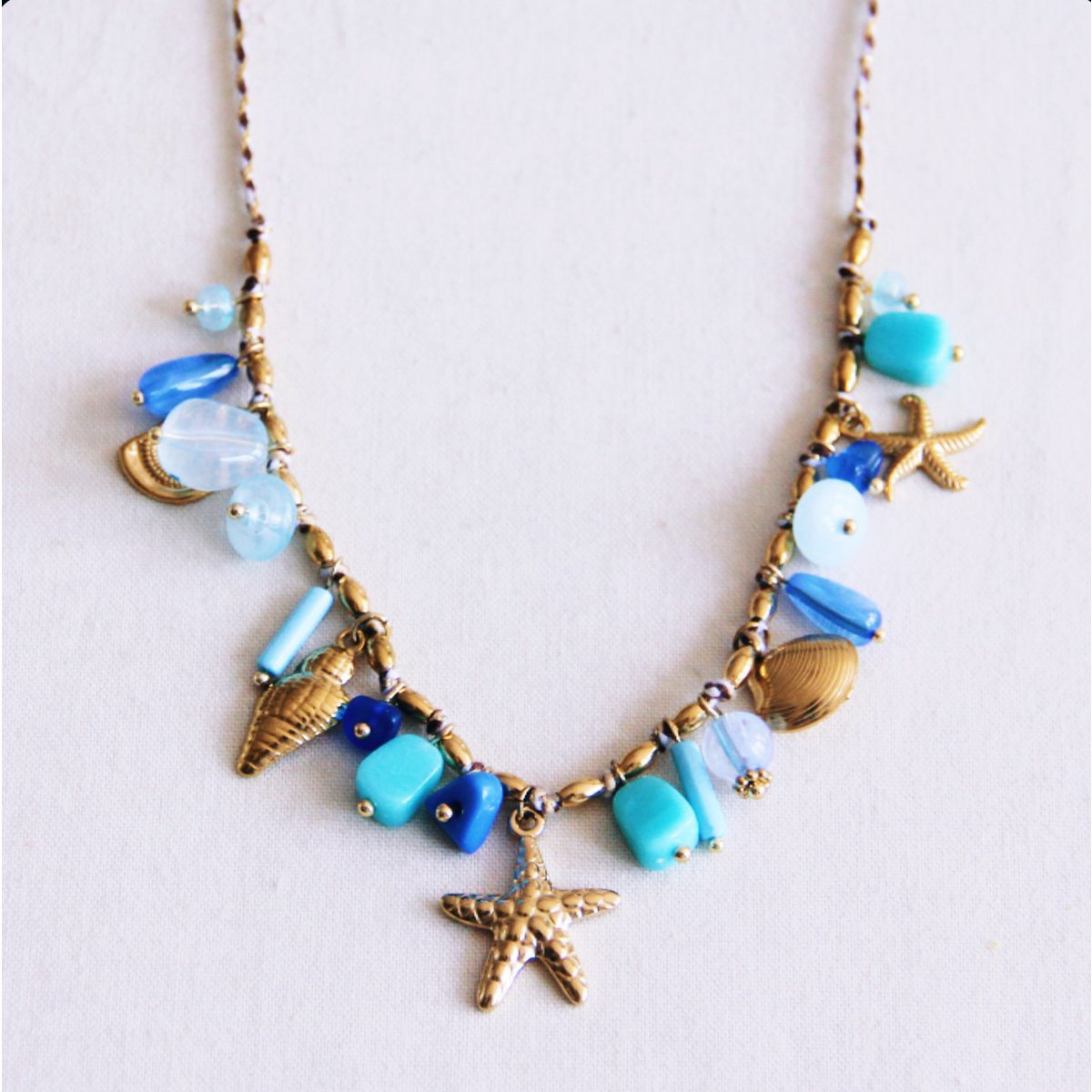 BAZOU RVS gevlochten ketting met shell charmes en mint/blauwe stenen