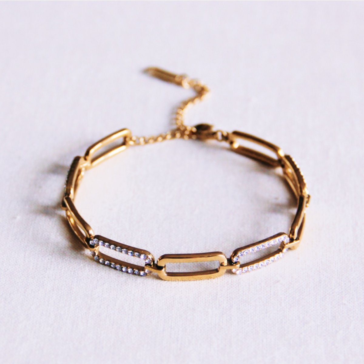 BAZOU Langwerpige schakelarmband met strass steentjes