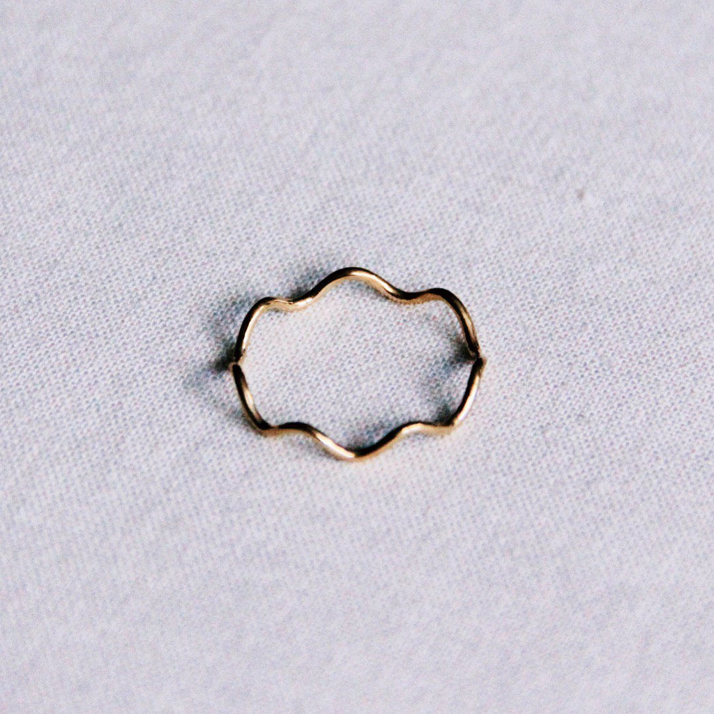 BAZOU Roestvrijstalen minimalistische golfring - goud