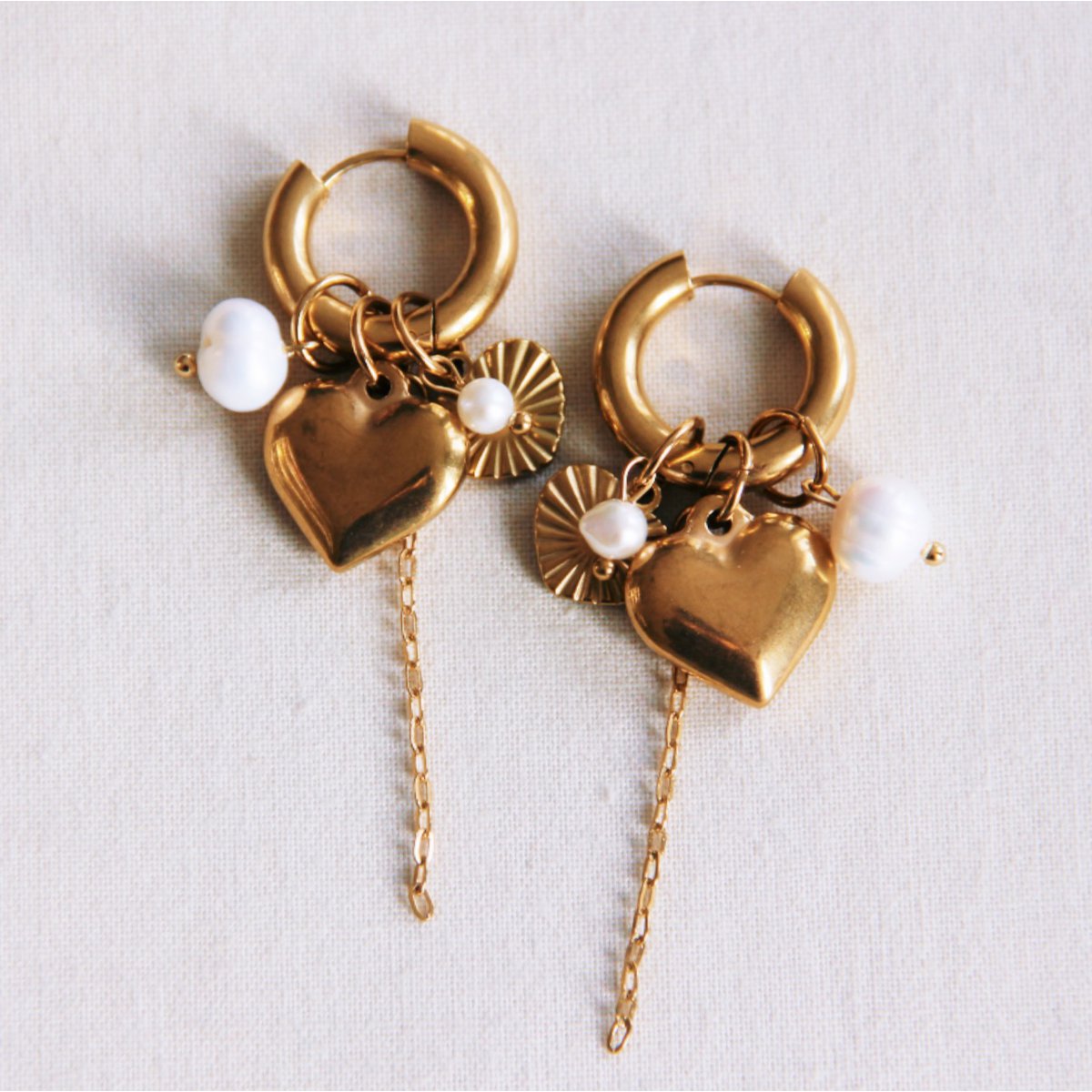 RVS brede oorbel met hartjes, parels en ketting - goud