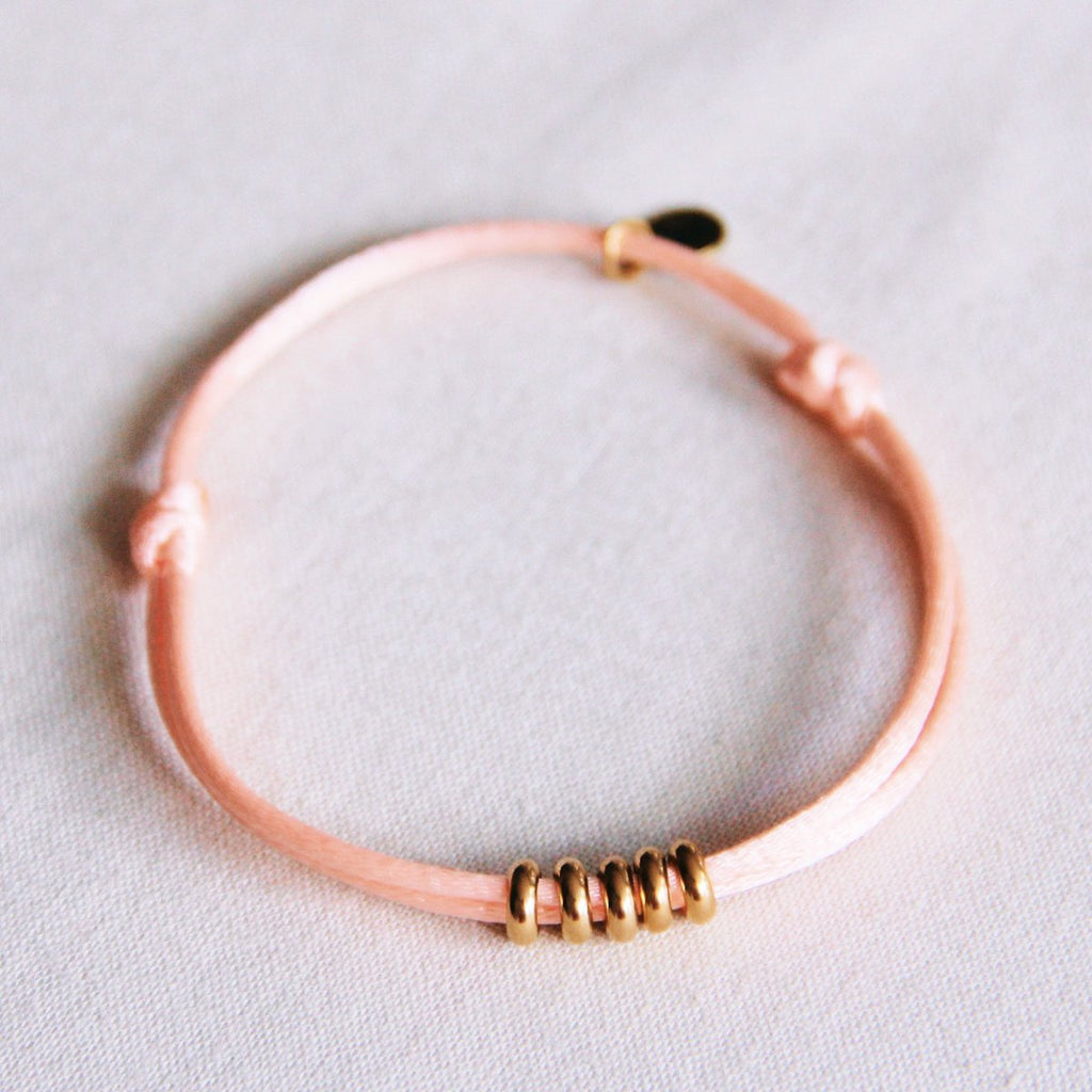 BAZOU Satijnen armband met ringen - zalm/goud