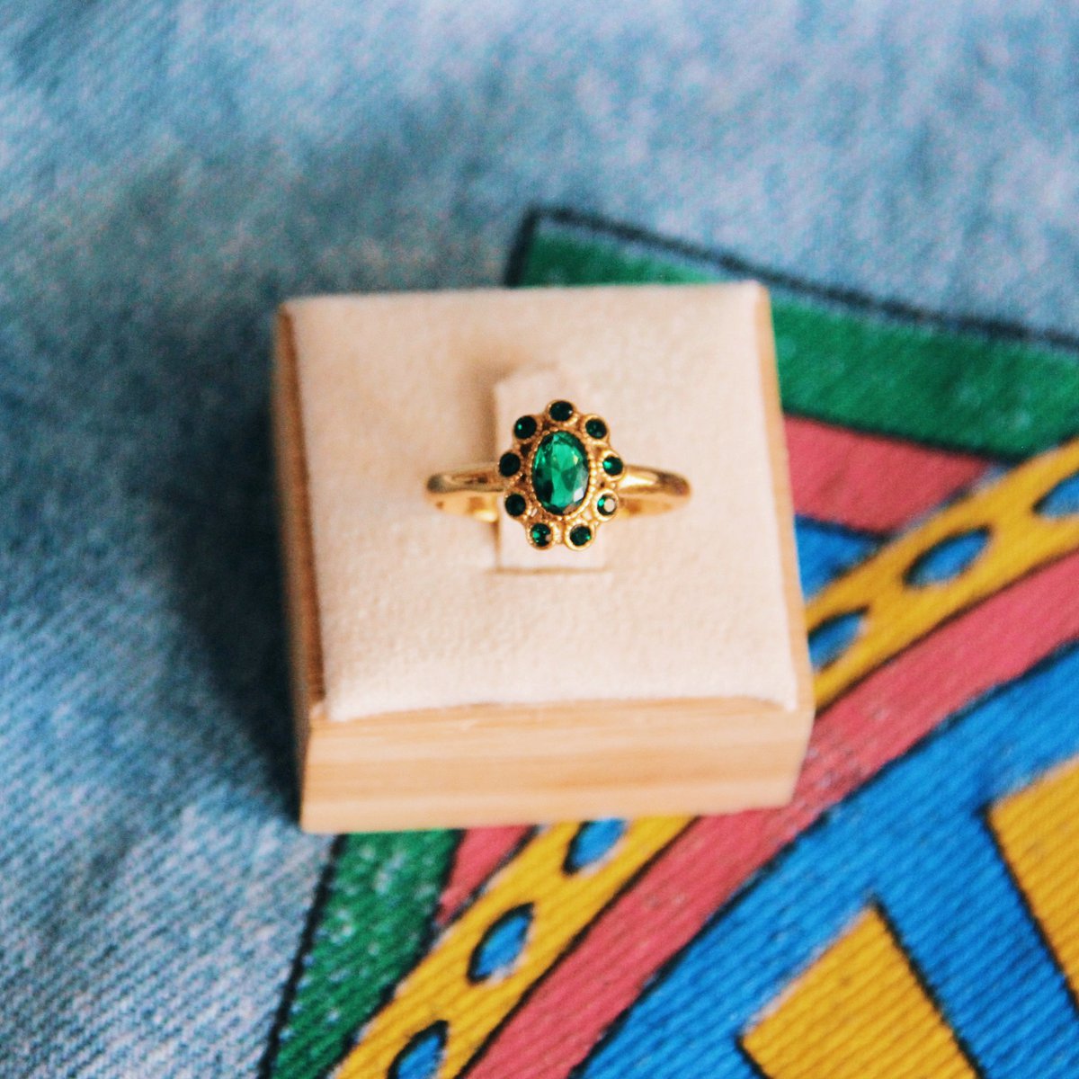 BAZOU R612: Roestvrijstalen vintage ring met groene stenen - goud
