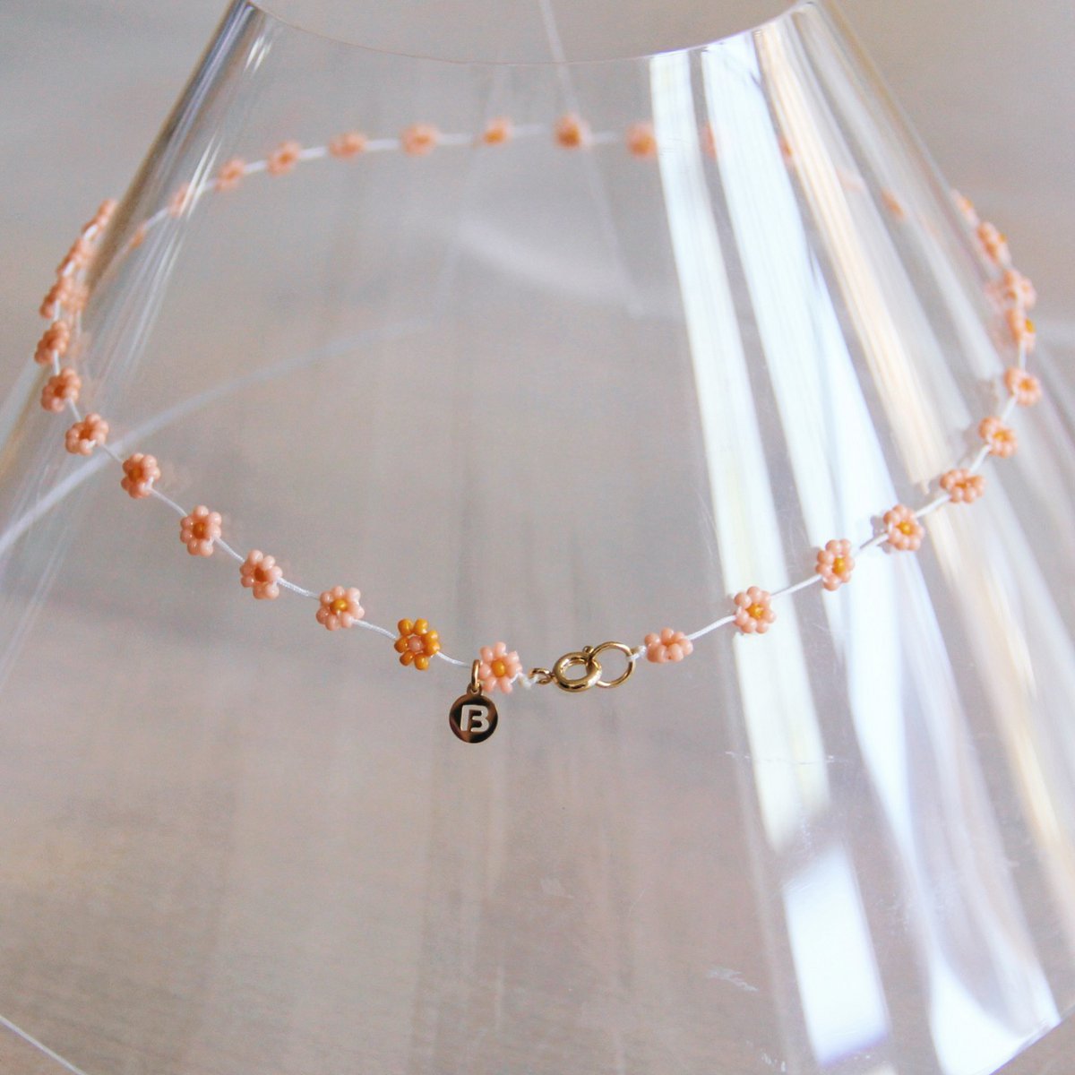 BAZOU RVS ketting met madeliefjesbloem – zalmroze/oranje